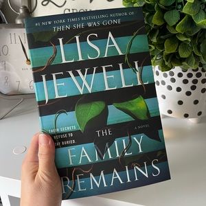 ✨3 for 15/ The Family Remains - Lisa Jewell Paperback